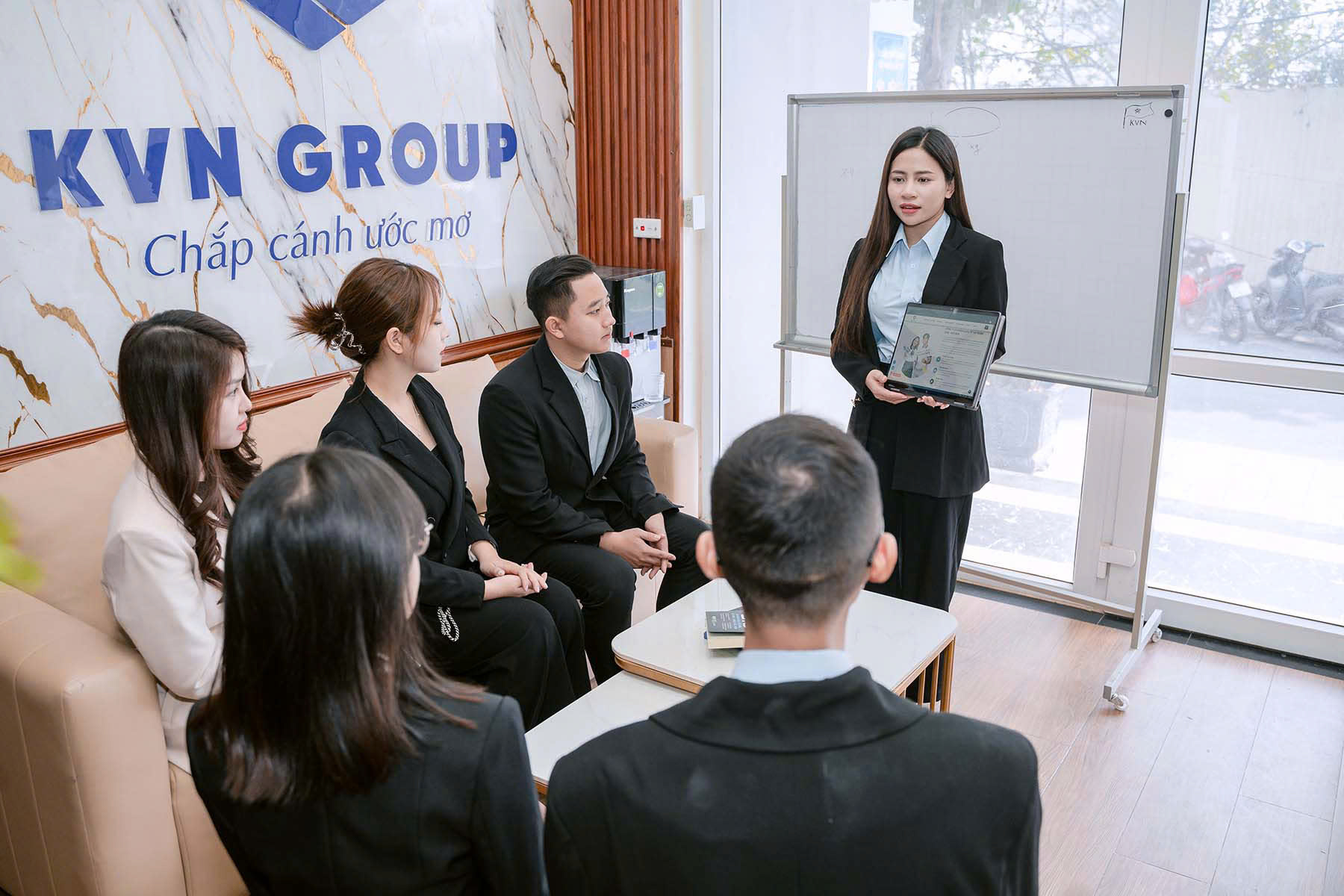 Nhân sự công ty du học Hàn Quốc KVN